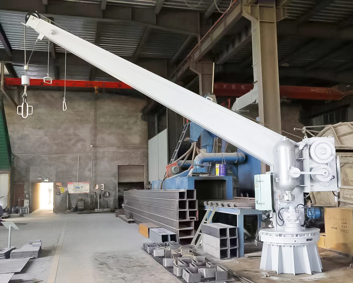 Single-arm slewing davit system Single-arm slewing davit system
